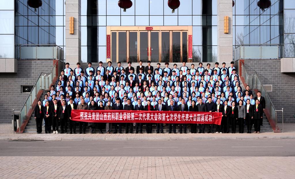 大会在雄壮的国歌声中拉开帷幕。